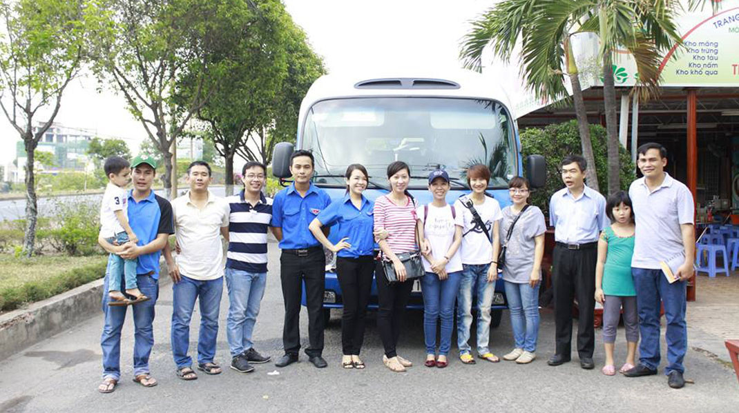 Thăm và tặng quà Trung Tâm Nhân Đạo Quê Hương