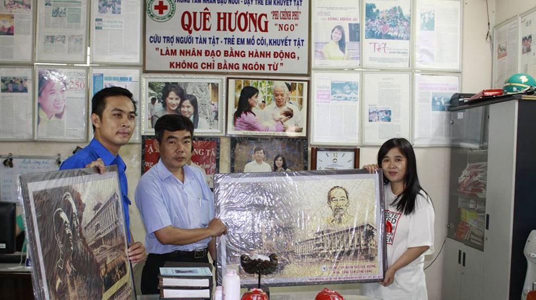 Thăm và tặng quà Trung Tâm Nhân Đạo Quê Hương